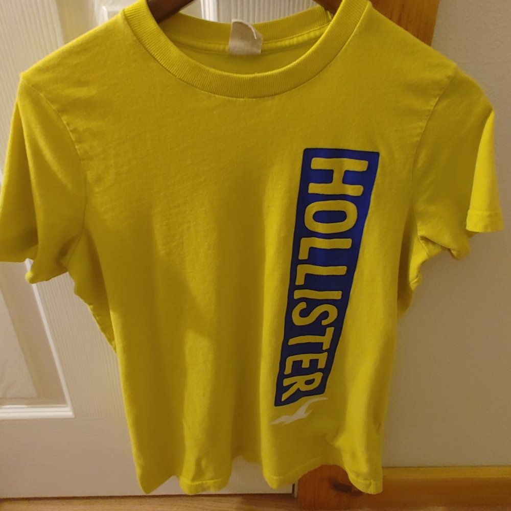 Hollister Men's T-Shirt. Yellow. Small (S)